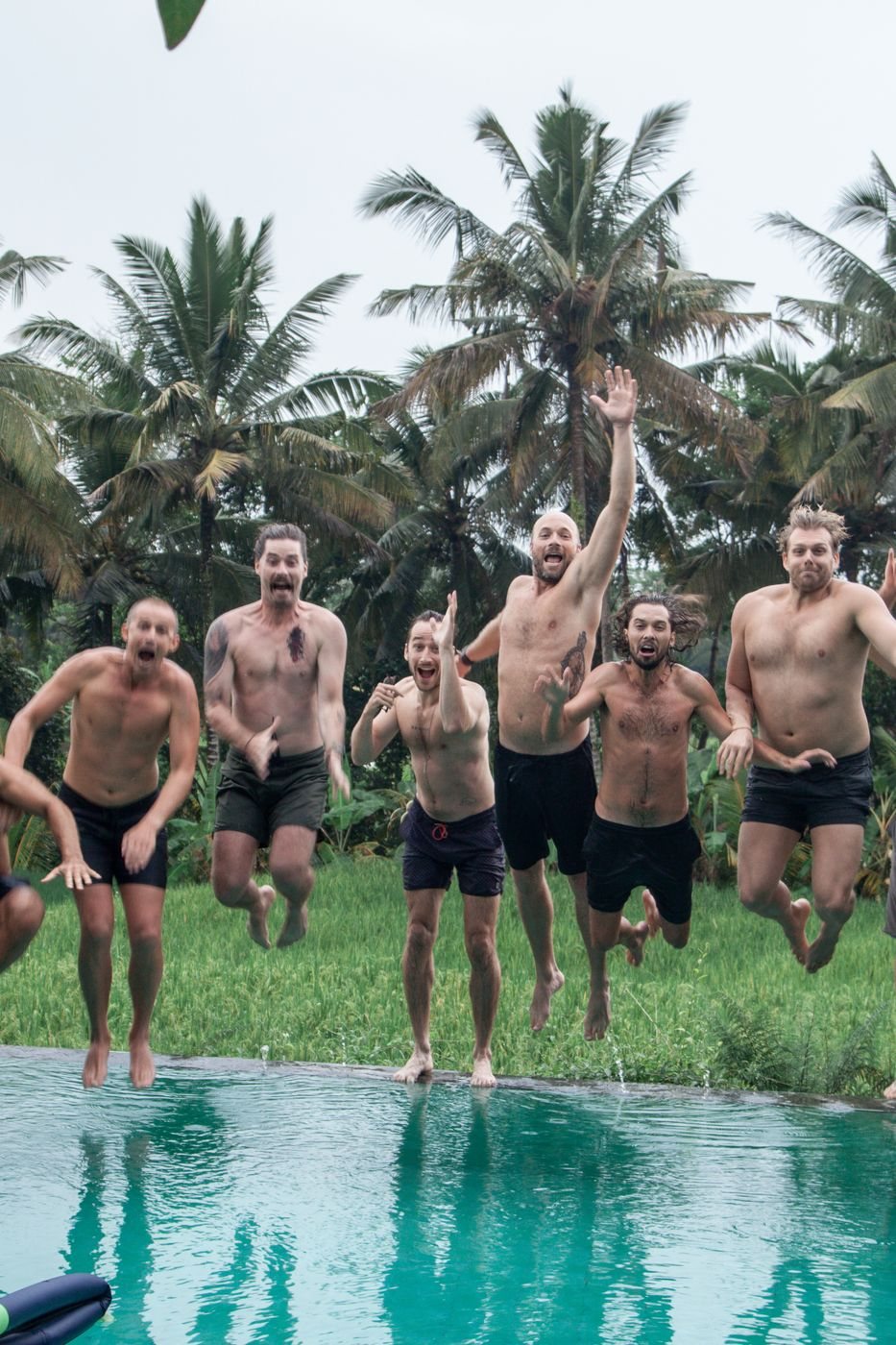 Online relationship coach: how it works when you are not in the same room: Online relationship coach. Men jumping into a pool at a men's retreat in Bali, with relationship coach Jan-Willem van der Heiden